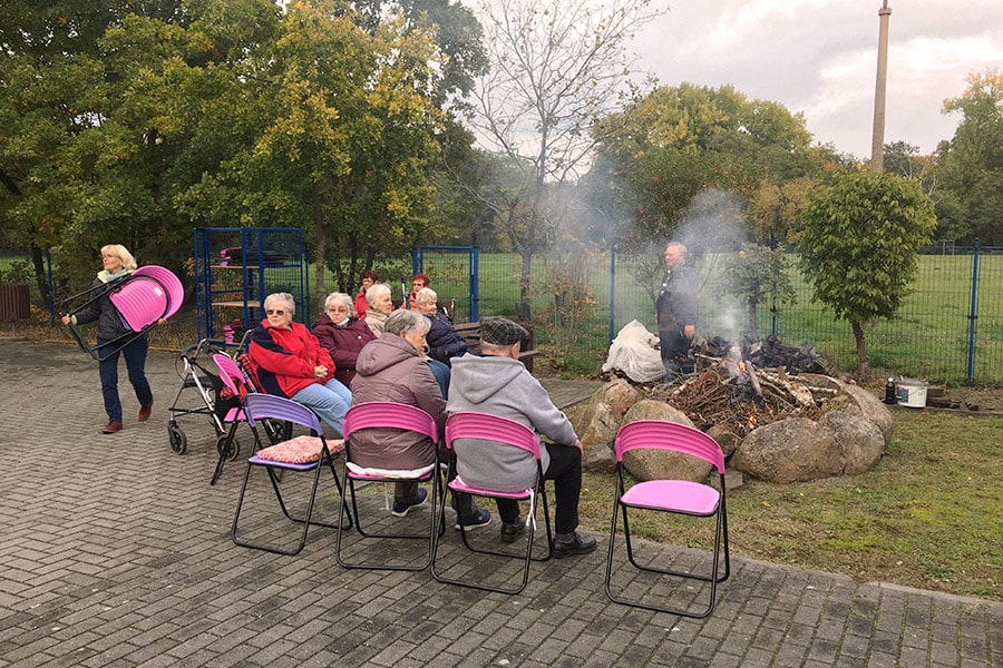 Senioren bei gemützlicher Lagerfeuerrunde im Betreuten Seniorenwohnen Luckenwalde