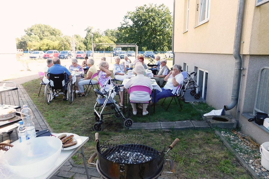 Gemütliche Grillrunde mit Senioren im Betreuten Wohnen Luckenwalde