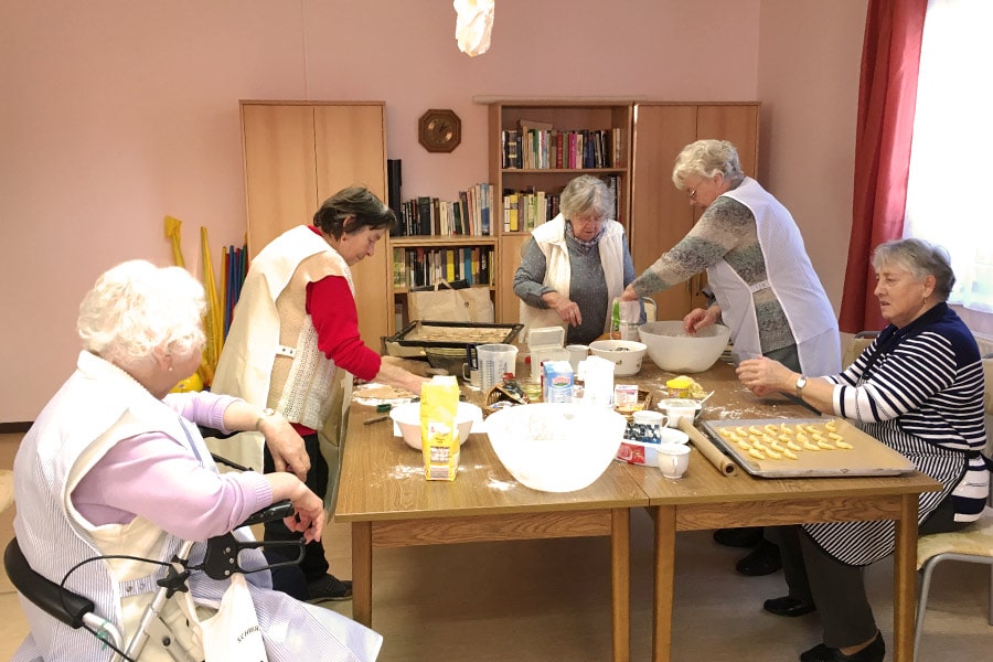 5 ältere Damen backen Plätzchen im Betreutes Wohnen Luckenwalde